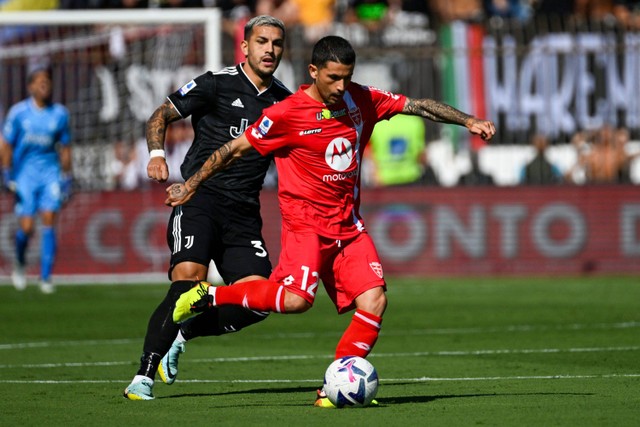 Pemain Juventus Leandro Paredes berusaha merebut bola dari pemain Monza pada pertandingan lanjutan Liga Italia di Stadion Brianteo, Monza, Italia.
 Foto: Miguel MEDINA / AFP