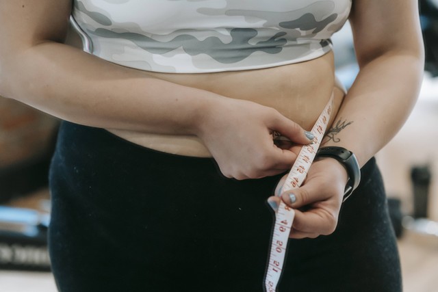 Salah satu penyebab kolesterol tinggi adalah obesitas. Foto: Pexels.com
