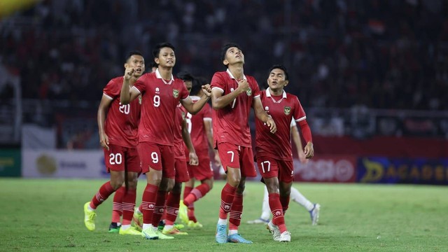 Selebrasi pemain Timnas Indonesia saat melawan Vietnam pada pertandingan babak kualifikasi Piala Asia U-20 2023 Grup F di Stadion Gelora Bung Tomo, Surabaya, Jawa Timur, Minggu (18/9/2022). Foto: PSSI