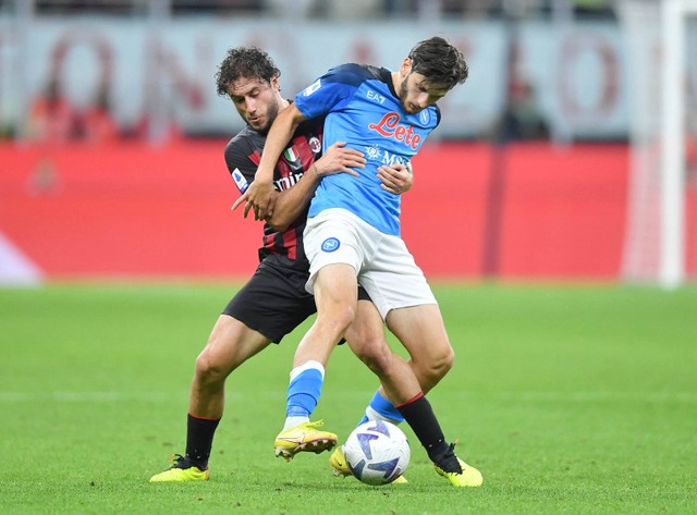 Pemain AC Milan Davide Calabria duel dengan pemain Napoli Khvicha Kvaratskhelia di San Siro, Milan, Italia. Foto: Daniele Mascolo/Reuters