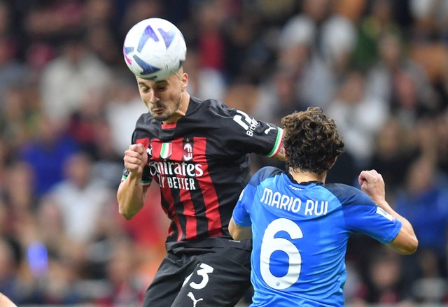 Rade Krunic dari AC Milan duel dengan Mario Rui dari Napoli di San Siro, Milan, Italia. Foto: Daniele Mascolo/Reuters
