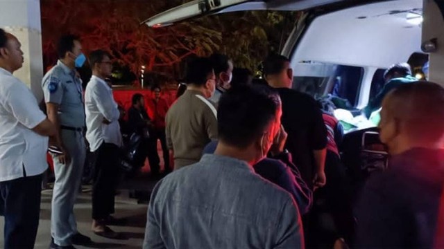 Jamintel Kejagung Amir Yanto mengambil jenazah anaknya. Foto: Dok. Istimewa