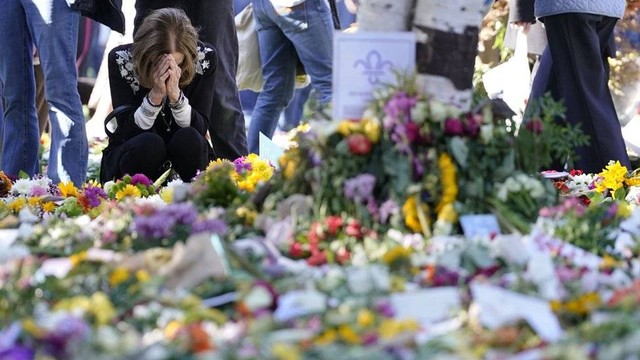 Seorang perempuan memberikan penghormatan kepada Ratu di Hyde Park di London sehari sebelum pemakaman.