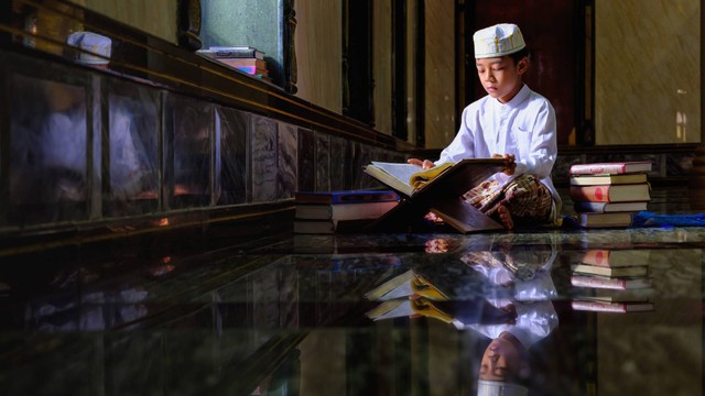 Ilustrasi membaca Al-quran. Foto: Mongkolchon Akesin/Shutterstock.