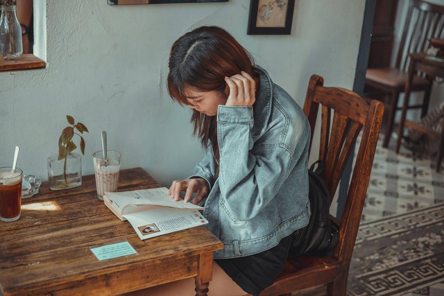 Ilustrasi seseorang sedang membaca di sebuah kedai kopi (Sumber: Pixabay)