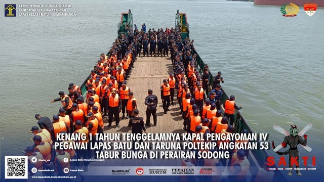 Sejumlah Pejabat Struktural Lembaga Pemasyarakatan Kelas I Batu Nusakambangan dan Taruna Poltekip Angkatan 53 melakukan tabur bunga di perairan sekitar dermaga Sodong, Pulau Nusakambangan, foto : Humas Lapas Batu