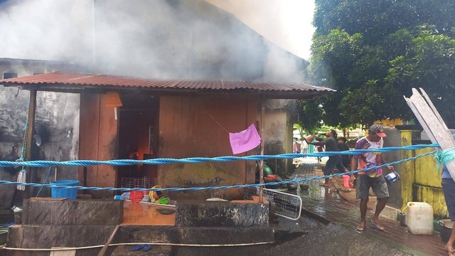 Rumah milik seorang dosen saat terbakar. Foto: Istimewa