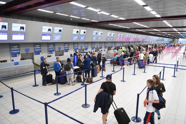 AirAsia Penerbangan Internasional Terminal Berapa, Foto: Unsplash/Phil Mosley.