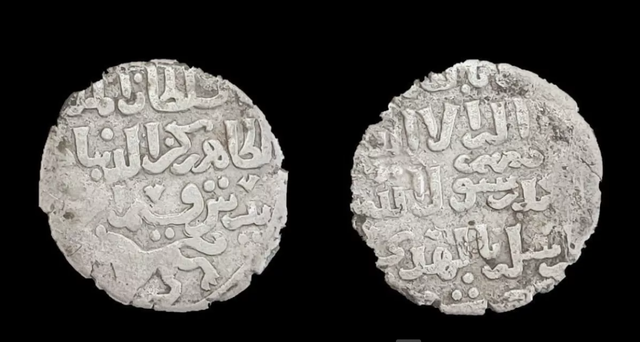 Koin era Islam ditemukan di belakang sebuah kuil di Mesir.  Foto: Egyptian Ministry of Tourism and Antiquities