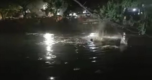 Aksi Menegangkan Polisi Evakuasi Pelaku Curanmor dari Sungai Surabaya