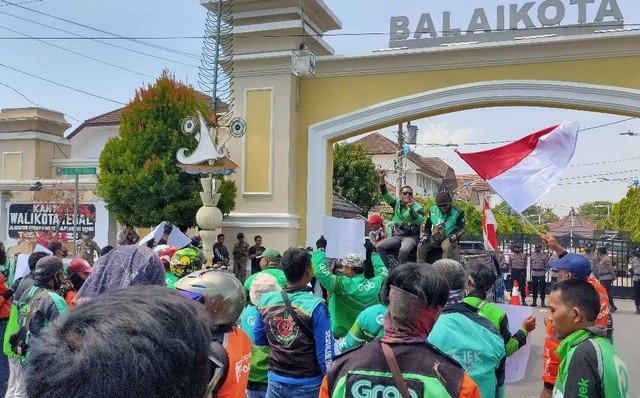 Ratusan pengemudi Ojol menggelar demonstrasi di depan Balai Kota Tegal, Senin (19/9/2022).