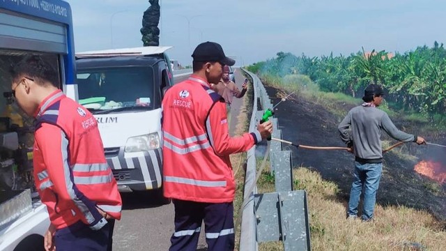 Insiden kebakaran lahan rumput ilalang kembali terjadi di ruas tol Pejagan-Pemalang Kabupaten Brebes. Tepatnya di KM 268 masuk wilayah Kecamatan Wanasari, Senin (19/9/2022).