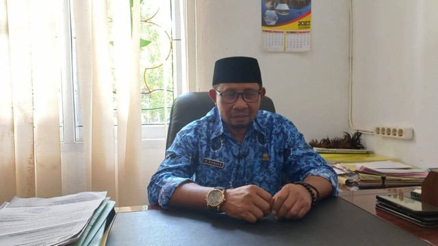 Kepala Dinas Lingkungan Hidup, Kebersihan dan Pertanaman (DLHKP) Kabupaten Kepulauan Sula, Ridwan Buamona, saat ditemui di ruang kerjanya. Foto: La Ode Hizrat Kasim/cermat