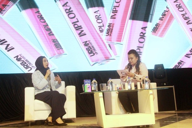 Nabila Firdausiyah (kiri) selaku brand supervisor IMPLORA saat menjadi pembicara di acara Women's Day Out. Foto/Rubianto 