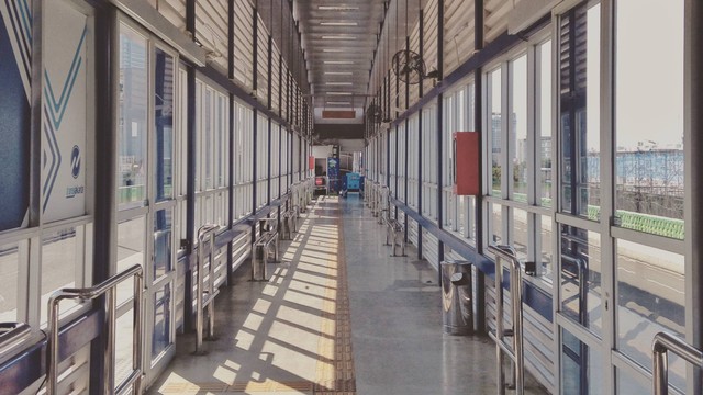 Ilustrasi halte busway terdekat dari Stasiun Kranji, foto oleh Izhar Azharudin di Unsplash