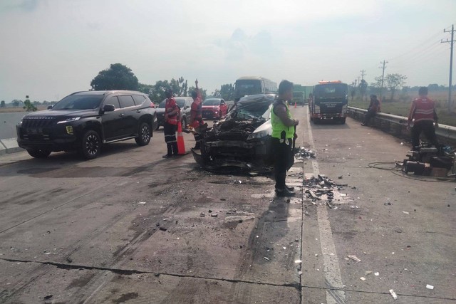Kecelakaan beruntun 13 kendaraan di Tol Pejagan KM 253, Minggu (18/9). Foto: Dok. Istimewa
