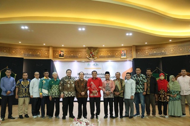 Dr. Ma’mun Murod, M.Si. (Rektor UMJ), Dr. Septa Candra, SH., MH. (Warek IV UMJ) bersama Anggota LPP AIK, Dekan dan Pimpinan Fakultas, serta Anggota UPP AIK Fakultas, saat pembukaan Pelatihan Mentor AIK, di Aula Gedung FKK UMJ, Rabu (07/09).