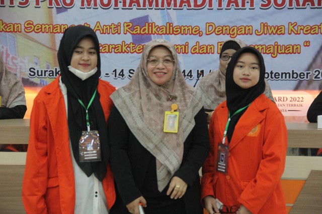 Rektor ITS PKU bersama Maba 2022  sumber foto TG