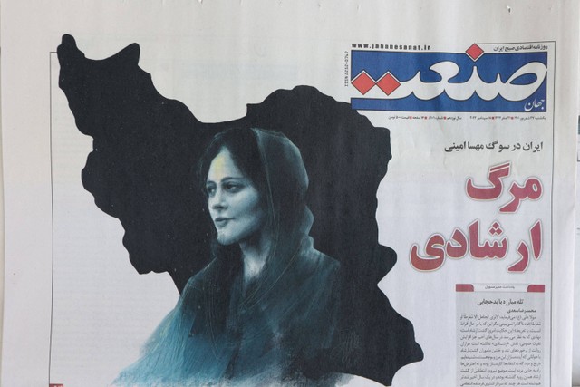 Koran dengan gambar sampul Mahsa Amini, seorang wanita yang meninggal setelah ditangkap oleh "polisi moral" republik Islam terlihat di Teheran, Iran. Foto: Majid Asgaripour/WANA via Reuters