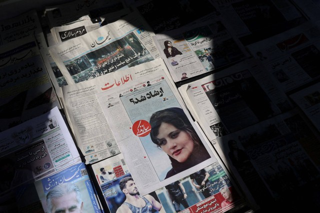 Koran dengan gambar sampul Mahsa Amini, seorang wanita yang meninggal setelah ditangkap oleh "polisi moral" republik Islam terlihat di Teheran, Iran.  Foto: Majid Asgaripour/WANA via Reuters