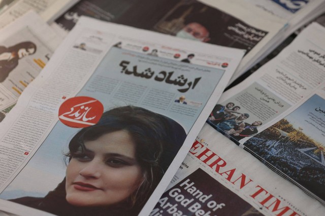 Koran dengan gambar sampul Mahsa Amini, seorang wanita yang meninggal setelah ditangkap oleh "polisi moral" republik Islam terlihat di Teheran, Iran.  Foto: Majid Asgaripour/WANA via Reuters