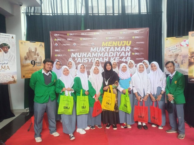Siswa/i SMK Muhammadiyah Parung setelah Nobar Film Cita-citaku Setinggi Balon di UMJ Cinema pada Kamis (8/9)