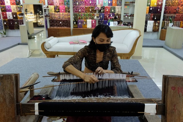 Perajin membuat kain tenun tradisional khas Bali saat Pameran IKM Bali Bangkit di Denpasar, Bali, Senin (19/9/2022). Foto: Nyoman Hendra Wibowo/Antara Foto