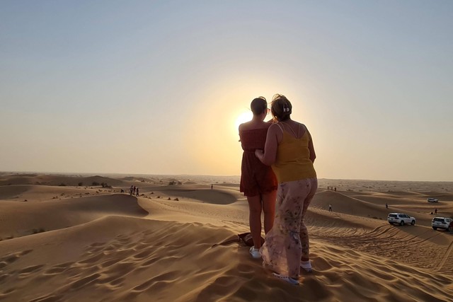 Turis mengambil foto di Dubai Desert Safari. Foto: Andari Novianti/kumparan