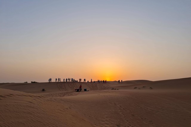 Turis menikmati sunset di Dubai Desert Safari. Foto: Andari Novianti/kumparan