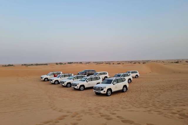 Mobil-mobil yang membawa turis di Dubai Desert Safari. Foto: Andari Novianti/kumparan