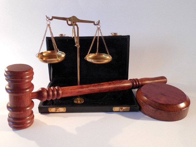 source : https://pixabay.com/id/photos/palu-libra-piring-keadilan-hukum-802301/