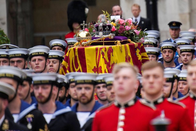 Suasana upacara pemakaman kenegaraan Ratu Elizabeth II digelar di gereja bersejarah Westminster Abbey, London, Inggris pada Senin (19/9). Foto: Emilio Morenatti/Pool/REUTERS