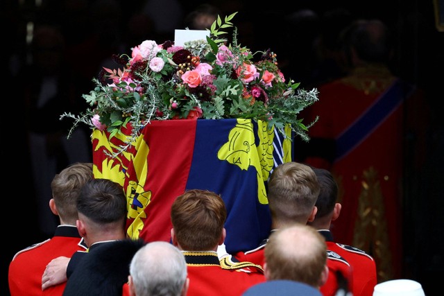 Suasana upacara pemakaman kenegaraan Ratu Elizabeth II digelar di gereja bersejarah Westminster Abbey, London, Inggris pada Senin (19/9). Foto: Hannah McKay/REUTERS