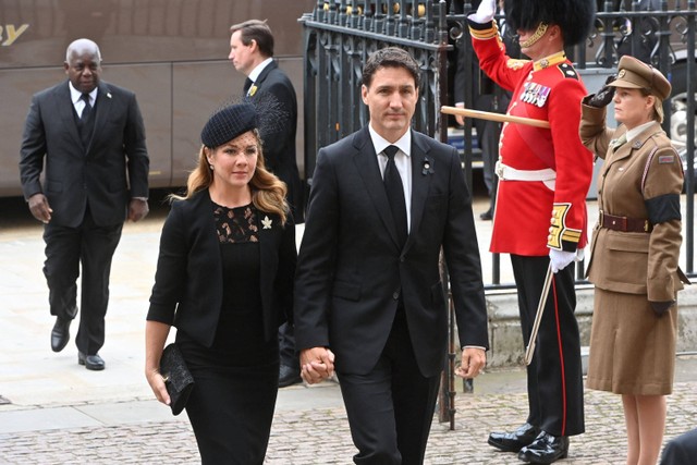 Perdana Menteri Kanada Justin Trudeau menghadiri upacara pemakaman kenegaraan Ratu Elizabeth II digelar di gereja bersejarah Westminster Abbey, London, Inggris pada Senin (19/9). Foto: Geoff Pugh/Pool/REUTERS