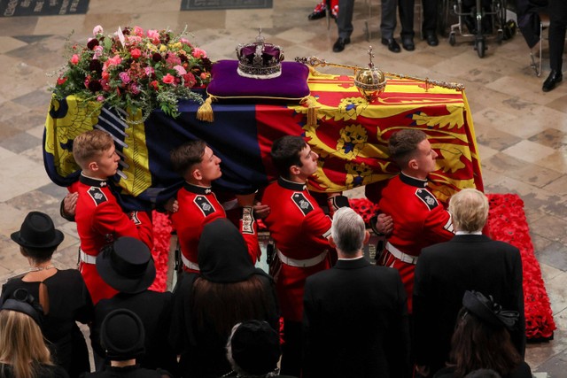 Suasana upacara pemakaman kenegaraan Ratu Elizabeth II digelar di gereja bersejarah Westminster Abbey, London, Inggris pada Senin (19/9).
 Foto: Phil Noble/REUTERS