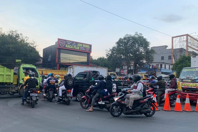 Jalan Alternatif Cibubur Macet Parah, Penutupan U-Turn Diduga Jadi ...