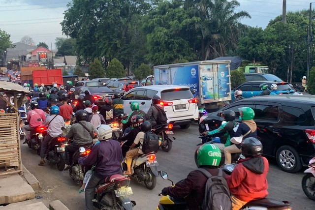 Horor Macet Di Jalan Alternatif Cibubur: 6 Km Ditempuh 2,5 Jam ...