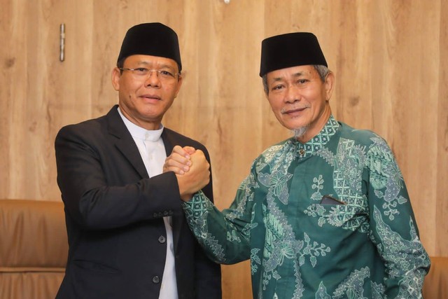 Ketua Pengurus Besar Mathlaul Anwar, KH Embay Mulya Syarif (kanan), bertemu dengan Plt Ketum PPP Muhamad Mardiono (kiri) di Kantor DPP PPP, Menteng, Jakarta Pusat, Senin (19/9/2022). Foto: Dok. Istimewa
