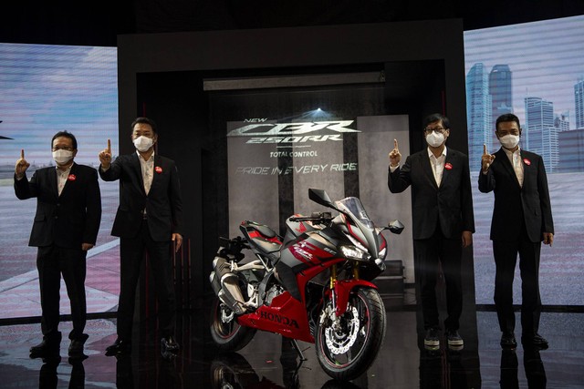 President Director PT Astra Honda Motor (AHM) Keiichi Yasuda, Executive Vice President Director Johannes Loman, Marketing Director Thomas Wijaya dan Marketing Director Tetsuya Komine melakukan sesi foto saat peluncuran New CBR250RR di Karawang. Foto: Sigid Kurniawan/Antara Foto