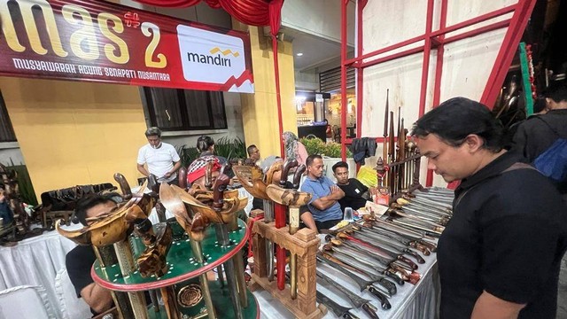 Seorang pengunjung sedang melihat-lihat keris di Bursa Keris MAS 2022 di Yogyakarta. Foto: ESP