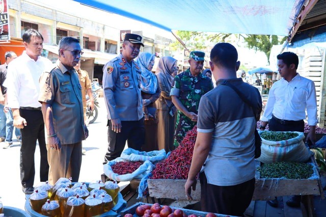 Tim gabungan dari Polisi, TNI dan Disperindagkop Aceh Barat melakukan sidak ke pasar untuk memantau langsung perkembangan harga dan ketersediaan stok bahan pangan usai kenaikan harga BBM. Foto: Siti Aisyah/acehkini