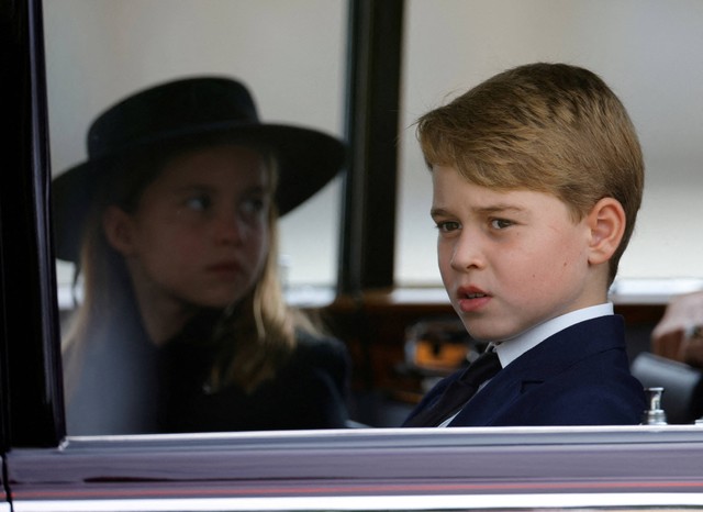 Pangeran George dan Putri Charlotte dari Inggris duduk di dalam mobil pada hari pemakaman kenegaraan dan pemakaman Ratu Elizabeth Inggris, di Westminster Abbey, di London, Inggris, 19 September 2022. Foto: Sarah Meyssonnier/Reuters