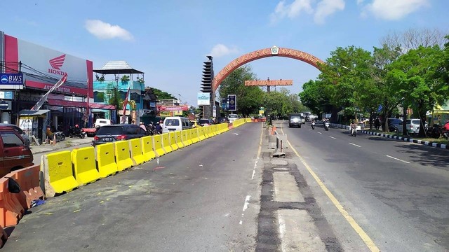 Barrier terpasang di sekitar Jembatan Jurug, Solo, Senin (19/09/2022). FOTO: Agung Santoso
