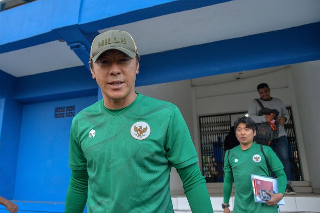 Pelatih tim nasional Indonesia Shin Tae Yong tiba untuk memimpin pemusatan latihan di Stadion Sidolig, Bandung, Jawa Barat, Senin (19/9/2022).  Foto: Raisan Al Farisi/ANTARA FOTO