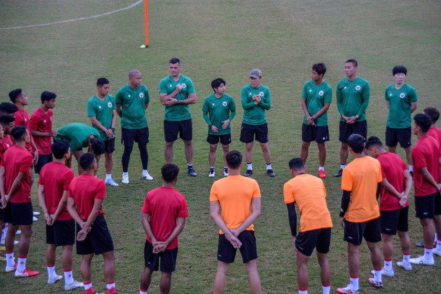 Pelatih tim nasional Indonesia Shin Tae Yong (keempat kanan) memimpin pemusatan latihan di Stadion Sidolig, Bandung, Jawa Barat, Senin (19/9/2022). Foto: Raisan Al Farisi/ANTARA FOTO