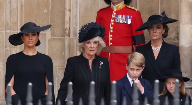 Permaisuri Inggris Camilla, Kate Middleton, Meghan, Duchess Markle menghadiri pemakaman kenegaraan dan penguburan Ratu Elizabeth, di London, Inggris (19/9/2022). Foto: Tim Merry/Pool via REUTERS