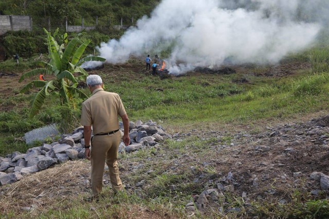 Gubernur Jawa Tengah Ganjar Pranowo saat memadamkan api yang berasal dari bakaran rumput di Tol Bawen-Ungaran. Foto: Dok. Istimewa