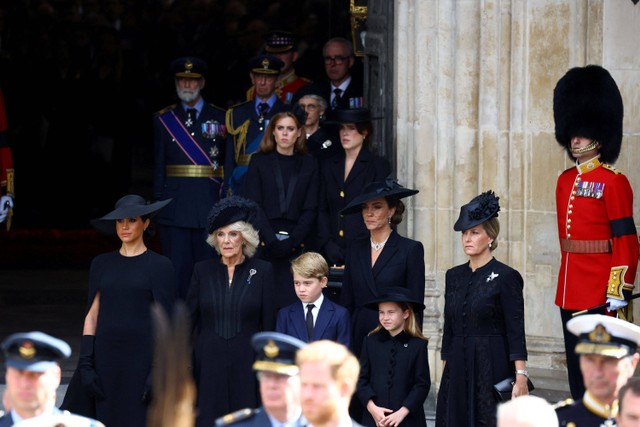 Keluarga kerjaan  menghadiri pemakaman kenegaraan dan penguburan Ratu Elizabeth, di London, Inggris (19/9/2022). Foto: Hannah McKay - WPA Pool/Getty Images