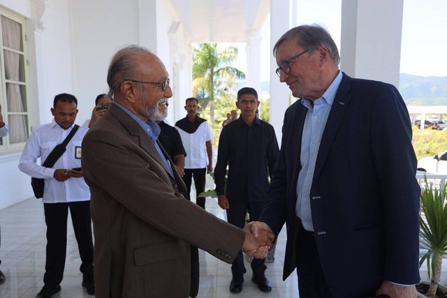 Tim mediator damai antara GAM-RI, Crisis Management Initiative (CMI)-Martti Ahtisaari Peace Foundation, mengunjungi Aceh dan menemui sejumlah tokoh, Senin (19/9). Foto: Humas Wali Nanggroe