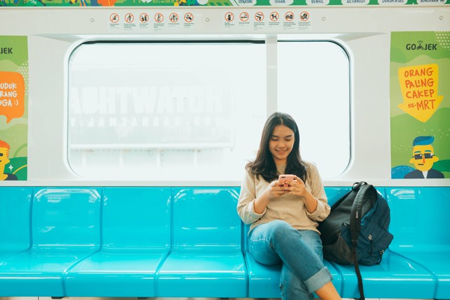 Ilustrasi gambar tata cara naik MRT dengan e-money. unsplash.com